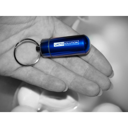 Lactosolution-Schlüsselanhänger mit Pillenhalter in einer Hand
